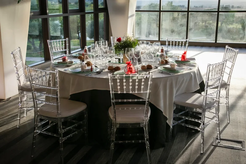 Mesas preparadas para el banquete de una boda.
