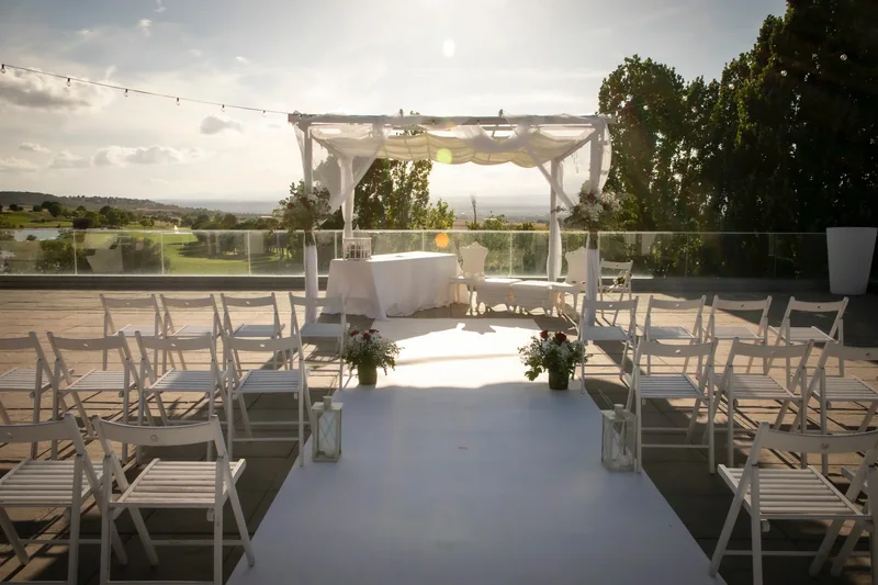 Espacio preparado para una ceremonia de boda al aire libre.