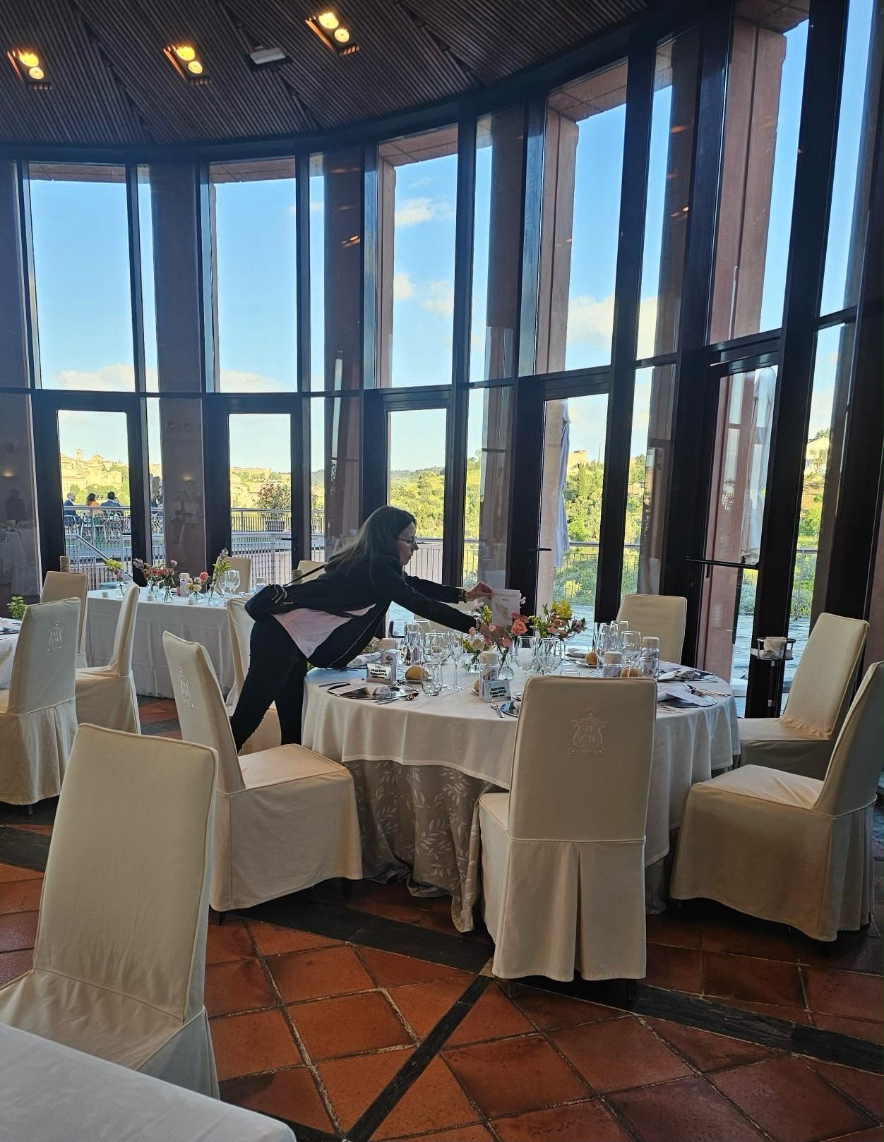 Noelia López preparando una mesa durante el montaje de una boda